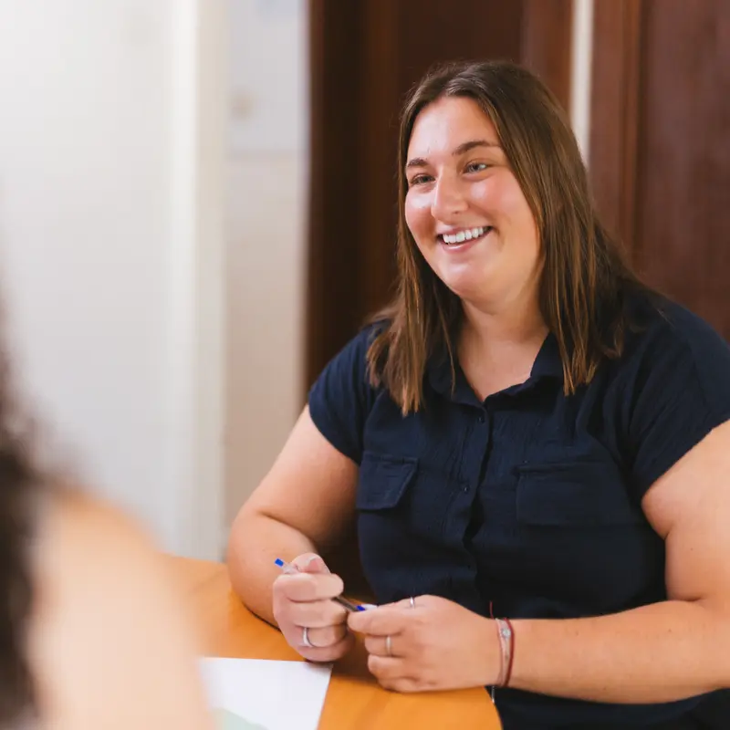 Une tutrice Nyki souriante à son bureau