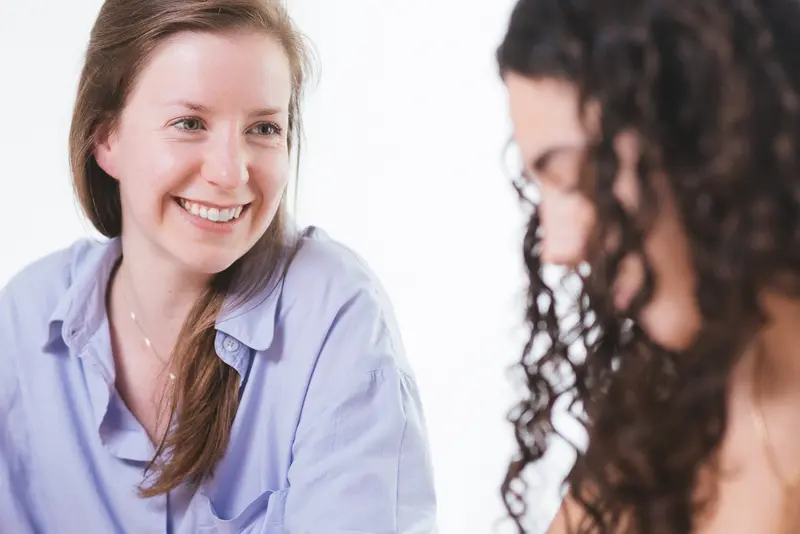 Une tutrice Nyki en discussion avec une élève