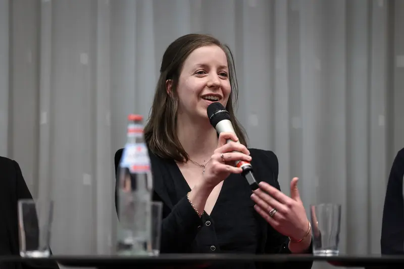 Laure Talavet-Omont au micro lors d'une table ronde